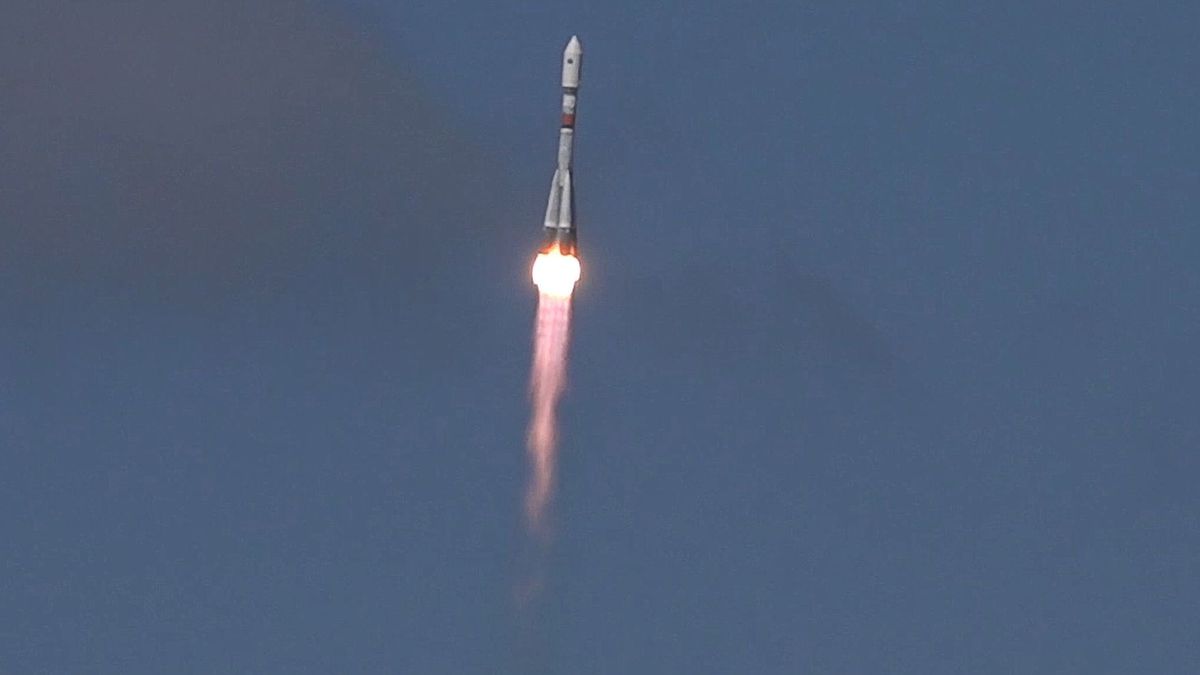 Rosyjska rakieta wynosząca na orbitę ziemi sztucznego satelitę. Zdjęcie ilustracyjne.