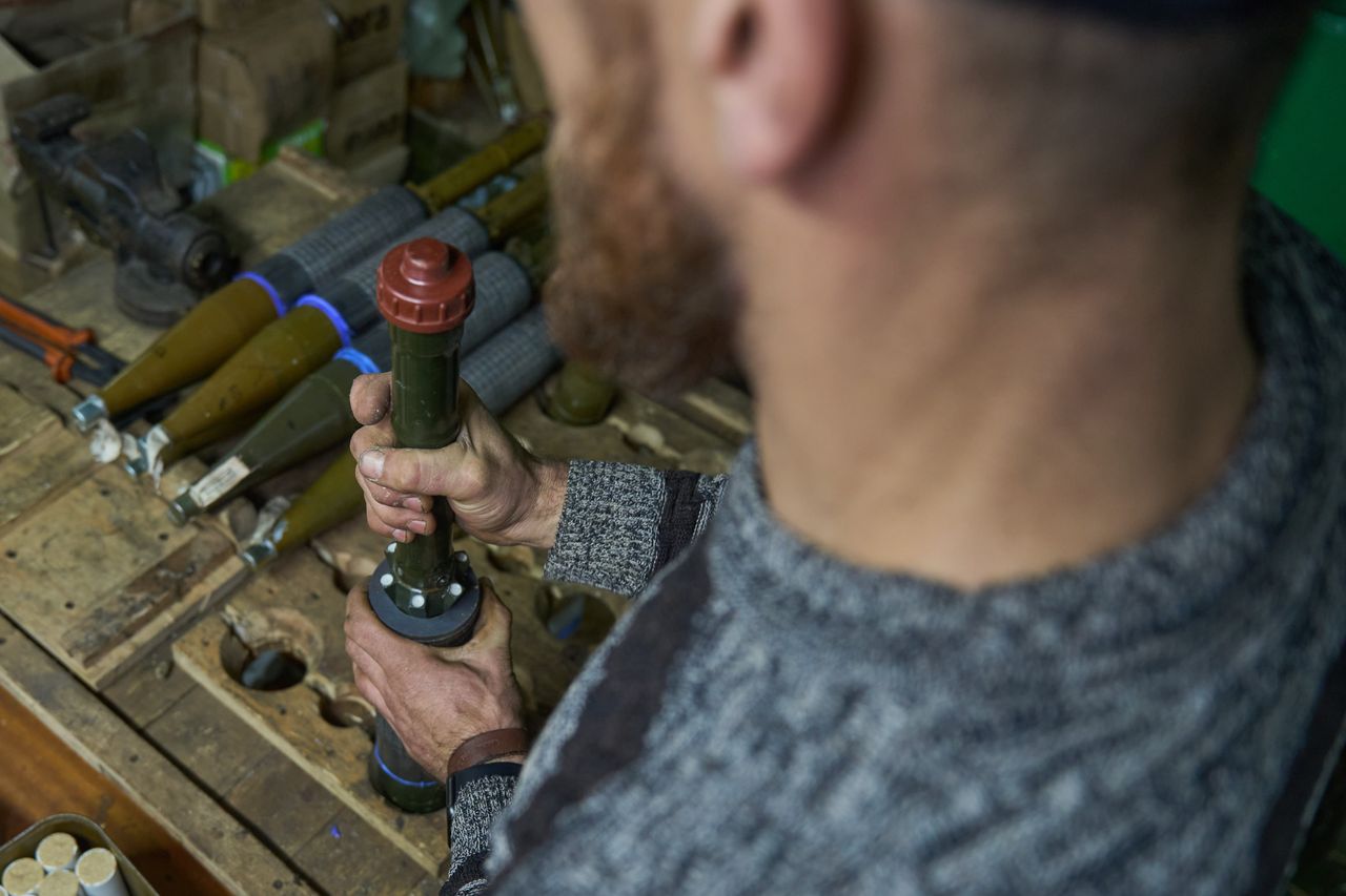 Ein Ukrainer während der Herstellung eines Kopfes für eine Drohne.