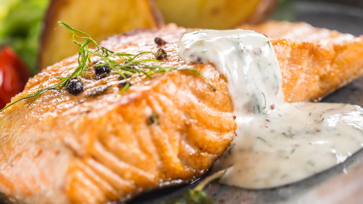 Pieczony łosoś z sosem koperkowym smakuje obłędnie