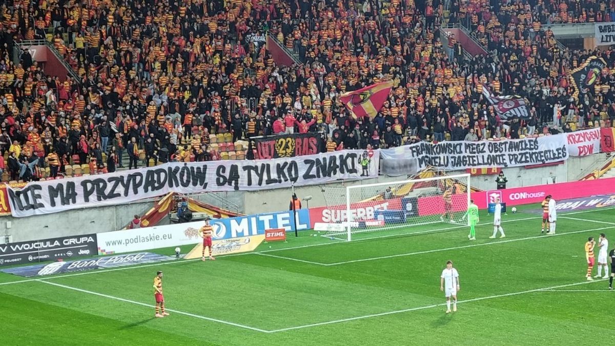 Twitter / Na zdjęciu: transparent na meczu Jagiellonia - Raków