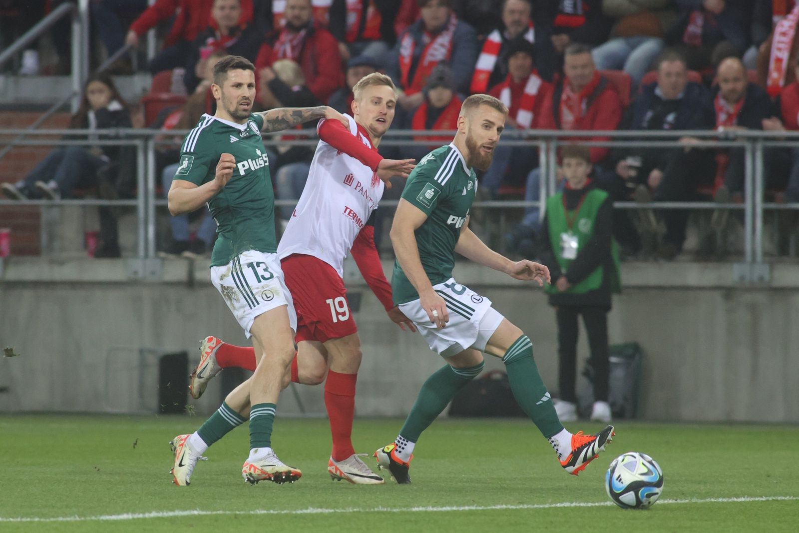 Na zdjęciu: Rafał Augustyniak i Paweł Wszołek (obaj Legia Warszawa) oraz Bartłomiej Pawłowski (Widzew Łódź) podczas meczu PKO Ekstraklasy
