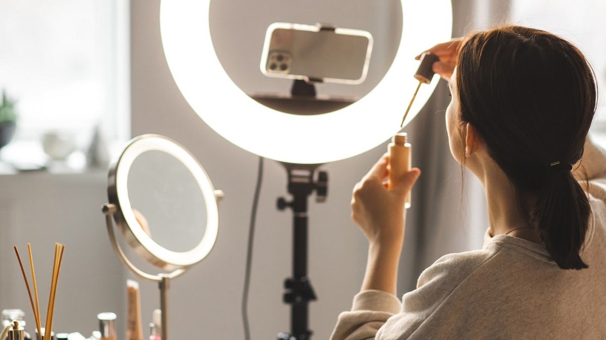 Influencerka pokazała kontrowersyjny patent na szybki makijaż.