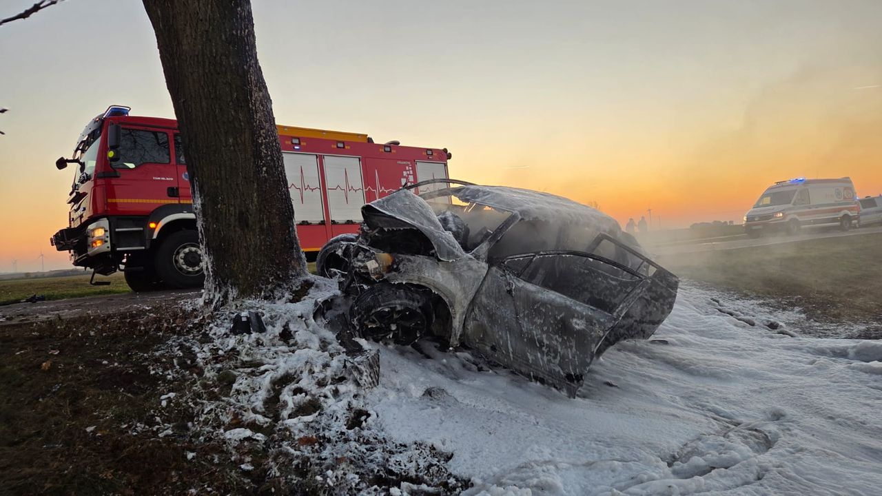 Dramatyczny wypadek w Margońskiej Wsi. Samochód uderzył w drzewo i stanął w płomieniach