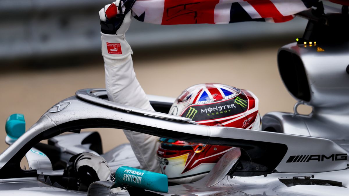 Lewis Hamilton celebrujący wygraną na Silverstone