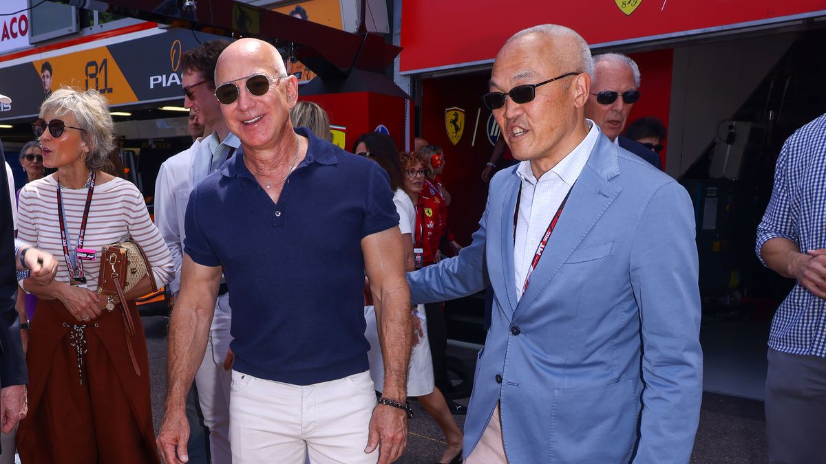 Getty Images / Marc Piasecki / Na zdjęciu: od lewej Jeff Bezos and Derek Chang - szef Liberty Media