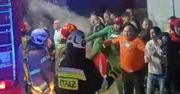 Strażacy chcieli gasić pożar, rzucili się na nich z pięściami. "Nie możemy zrozumieć"