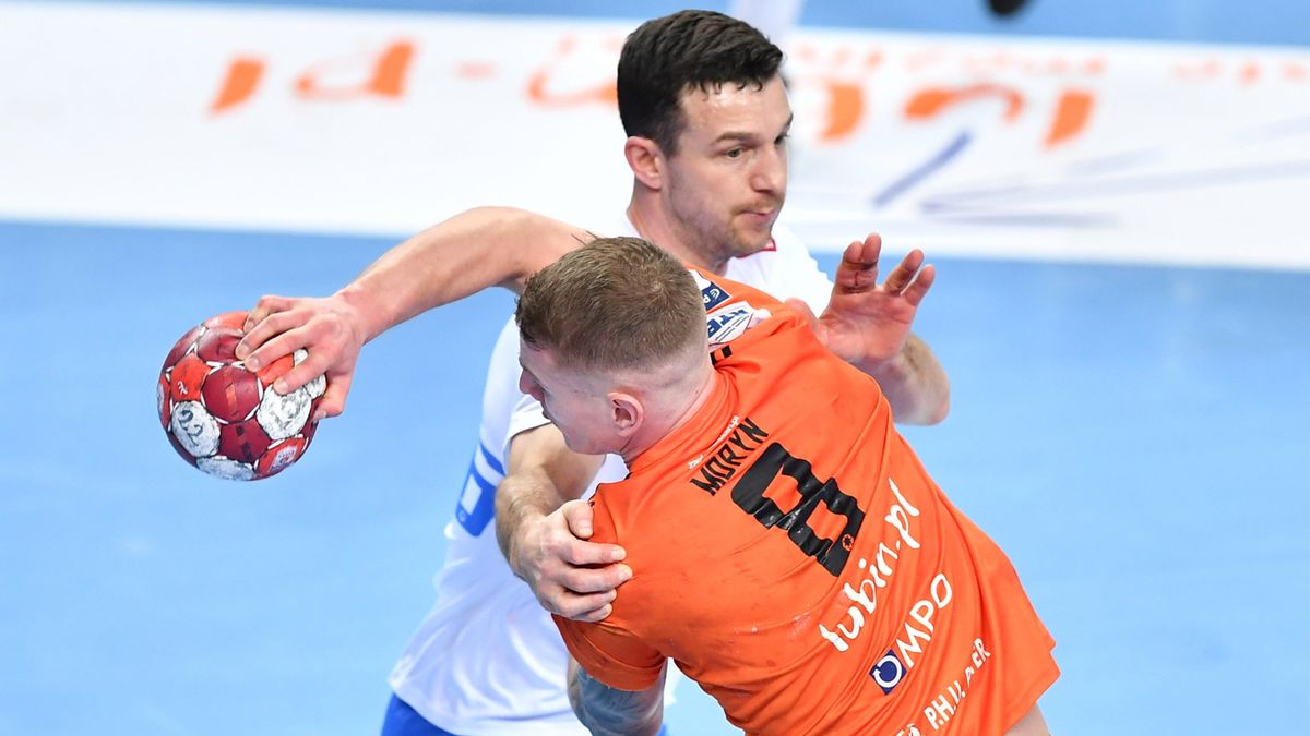 PAP / Maciej Kulczyński / Zawodnik Zagłębia Lubin Jakub Moryń (P) i Przemysław Krajewski (L) z Orlen Wisły Płock