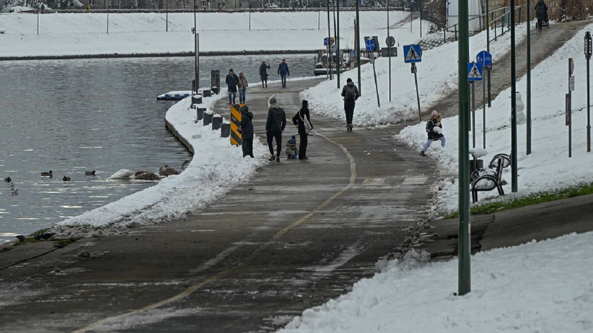 Winter Weather Arrives In Krakow With Snow And Freezing Rain WarningKRAKOW, POLAND  NOVEMBER 24:People enjoy a walk along the Vistula River riverbanks, partially covered with snow, in Krakow, Poland, on November 24, 2025.The Institute of Meteorology and Water Management issued a warning forecasting slight freezing rain, sleet and drizzle, expected to cause glazed frost in the Krakow area. (Photo by Artur Widak/NurPhoto via Getty Images)NurPhotoriverbanks, winter stroll, november weather, nature in city, walk, outdoor activity, seasonal weather, institute of meteorology and water management, urban landscape, snowfall, park, glazed frost, riverside walk, winter scene, winter weather, nurphoto, scenic view, cold, pedestrians, outdoor recreation, snow-covered areas, drizzle, warning, vistula river, cold temperatures, europe winter, snow patches, leisure, riverside, artur widak, precipitation, weather forecast