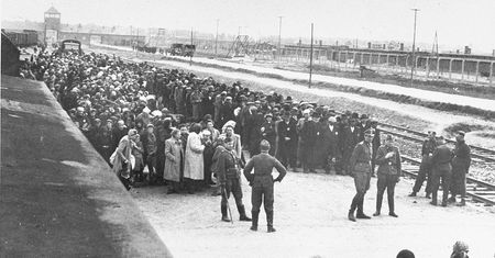 Eichmann oferował aliantom, że zamknie Auschwitz. Dlaczego się nie zgodzili?