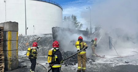 Kłęby dymu nad Gdańskiem. Pożar w porcie