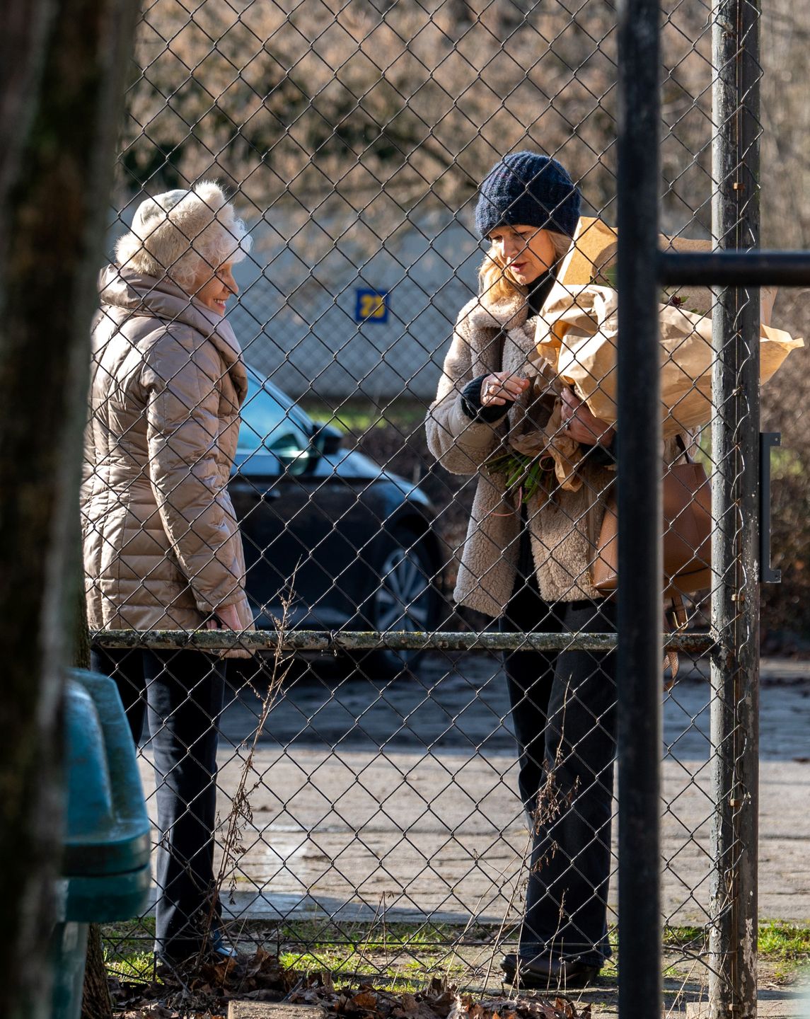Grażyna Torbicka wręcza mamie kwiaty