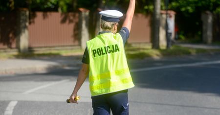 Kara za uchwyt na telefon. Policjant może dać nawet 3 tys.