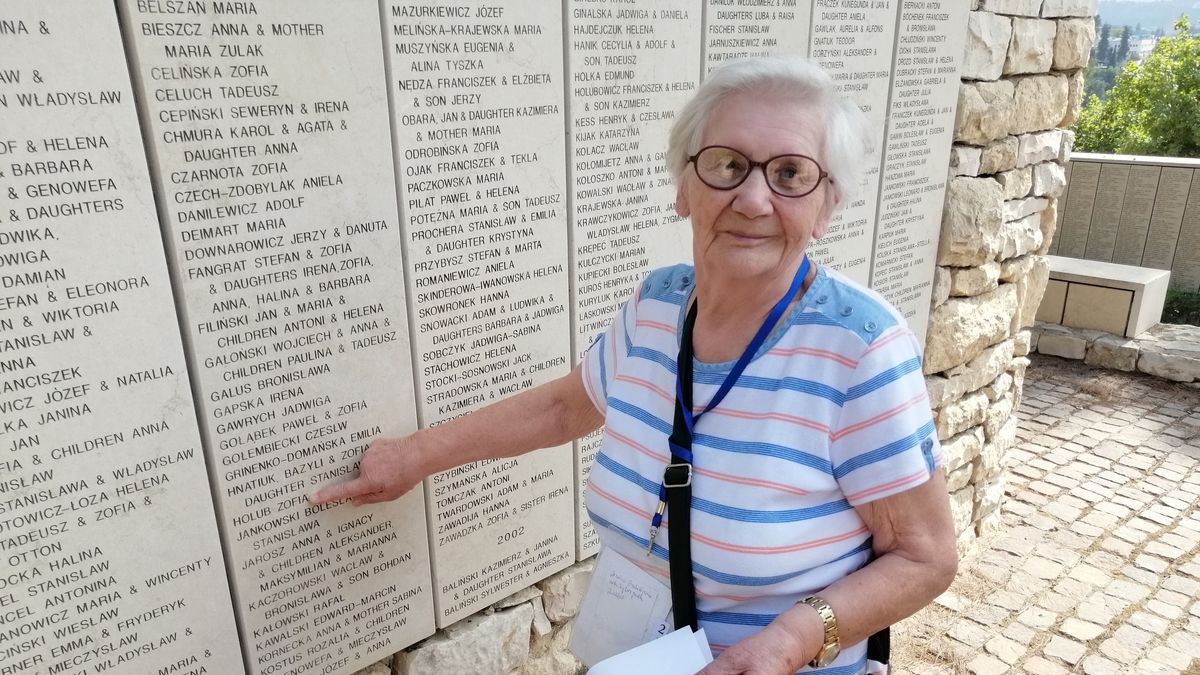 Zofia Hołub przy tablicy w Jerozolimie upamiętniającej osoby ratujące Żydów podczas Holokaustu