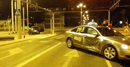 Wypadek na ul. Kunickiego. Zderzenie samochodu osobowego z taksówką