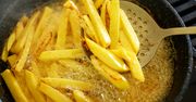Frytki będą chrupać głośniej niż chipsy. Zanim wrzucisz je do oleju, zastosuj prosty trik