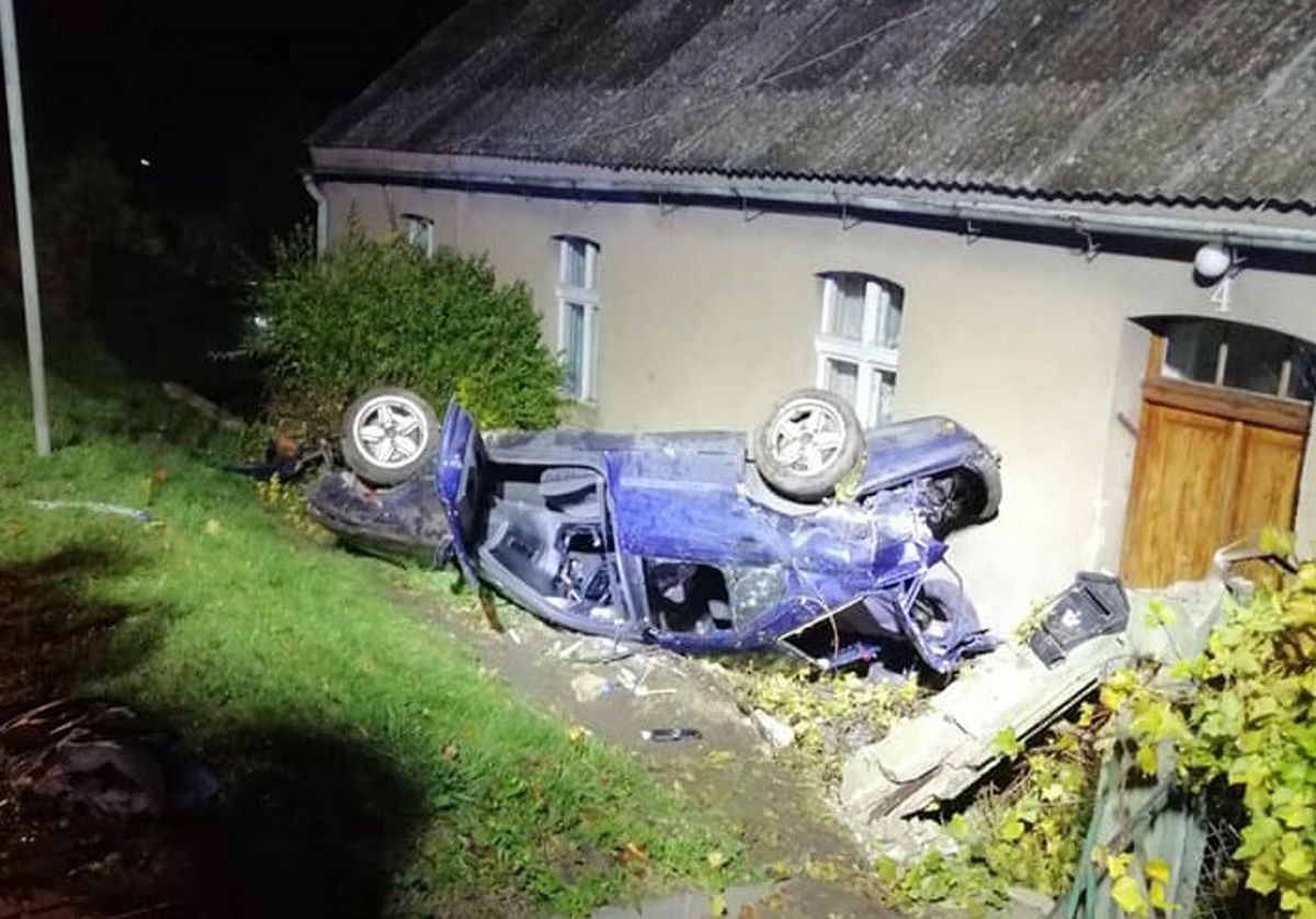 Straszny widok. Auto prawie wpadło do środka