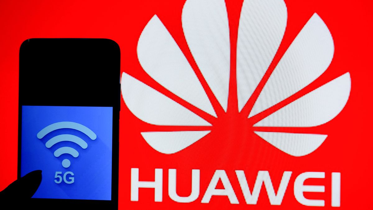 INDIA - 2022/08/01: In this photo illustration, a 5G logo is displayed on a smartphone with a Huawei logo in the background. (Photo Illustration by Avishek Das/SOPA Images/LightRocket via Getty Images)