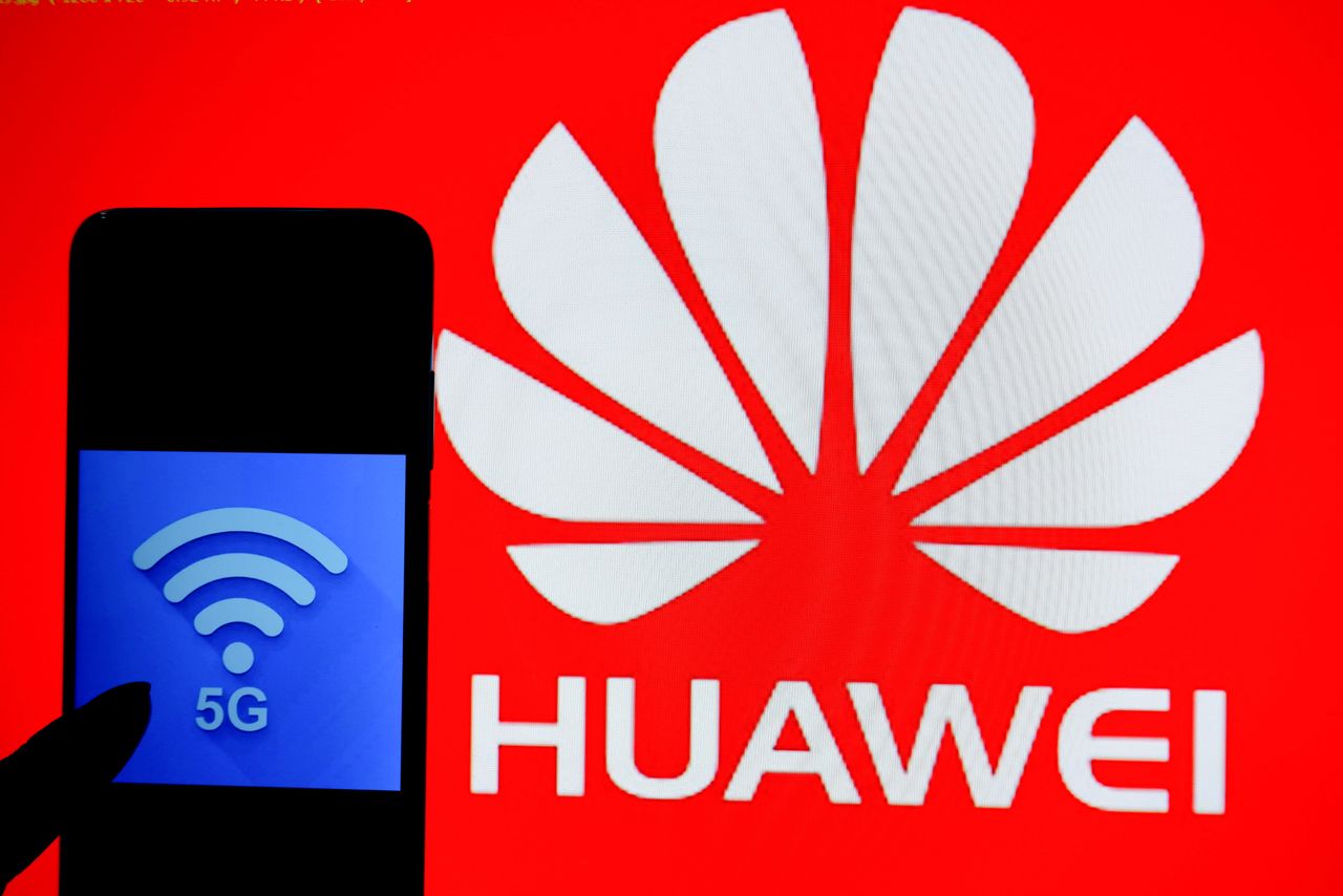 Amerykanie utrudnili Huaweiowi sprzedaż smartfonów, ale nie odebrali mu portfolio patentowego (Avishek Das/SOPA Images/LightRocket via Getty Images)
