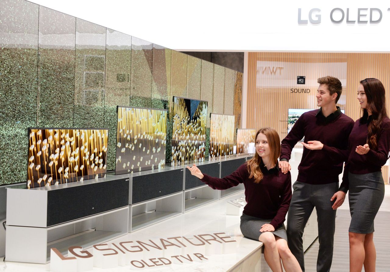 Zwijany telewizor LG podczas targów CES 2019, fot. materiały prasowe LG