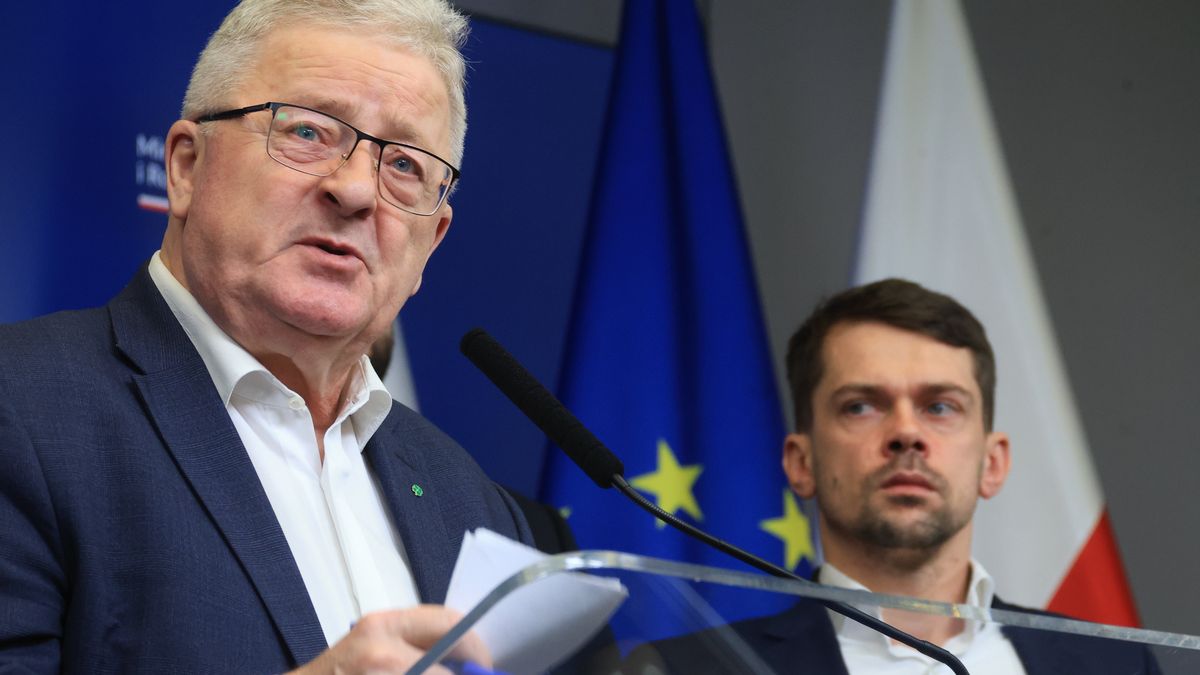 Konferencja prasowa ministra rolnictwa Czeslawa Siekierskiego po rozmowach z rolnikami i przed posiedzeniem ministr�w rolnictwa panstw UE
25.02.2024 Warszawa , ulica Wspolna 30 , Ministerstwo Rolnictwa . Minister rolnictwa Czeskaw Siekierski (l) , wiceminister rolnictwa Michal Kolodziejczak (p) podczas konferencji prasowej po rozmowach z rolnikami i przed posiedzeniem ministrow rolnictwa panstw UE w Brukseli .
Fot. Maciek Jazwiecki / Agencja Wyborcza.pl
Fot. Maciek Jazwiecki / Agencja Wyborcza.pl
manual, konferencja, rolnictwo, /FR/