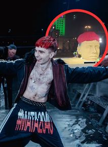 Mata jak Travis Scott. Wielka głowa rapera stanęła pod Pałacem Kultury