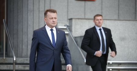 Reaguje po trzęsieniu ziemi w armii. Błaszczak wspomniał o Tusku