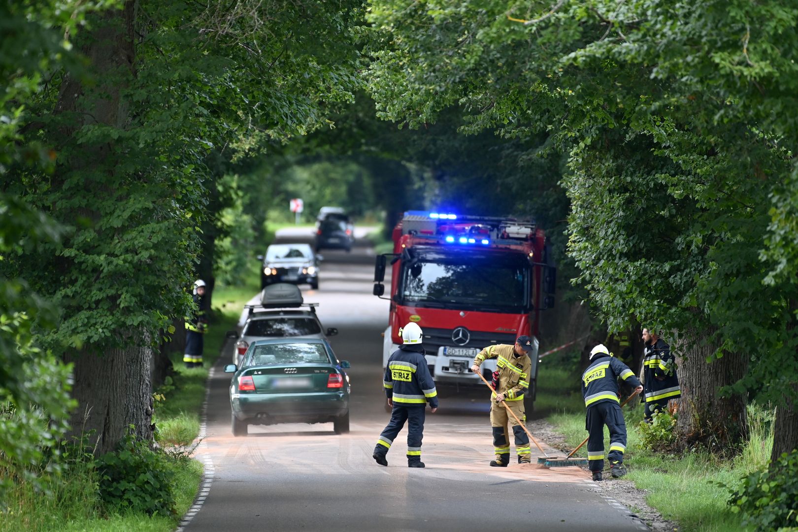 Miastko, 14.07.2024. Miejsce tragicznego wypadku na drodze Miasto-Chlebowo, 14 bm. W wypadku zginęła dziewięciolatka, trwa walka o życie 2,5-letniego chłopca. Ze wstępnych ustaleń policjantów wynika, że kierowca land rovera, podczas wyprzedzania jadącego przed nim pojazdu z nieustalonych na tę chwilę przyczyn doprowadził do sytuacji, w wyniku której kierowca samochodu marki Opel Zafira stracił panowanie nad pojazdem i uderzył w drzewo. (jm) PAP/Andrzej Jackowski ***Do tego materiału zdjęciowego dostępna jest również depesza w systemie CSI, pt.: Pomorskie/ Śmiertelny wypadek w powiecie bytowskim; nie żyje 9-latka (aktl.)***