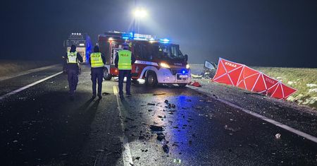 Czołowe zderzenie Mercedesa i Alfy Romeo. Policja pilnie szuka świadków