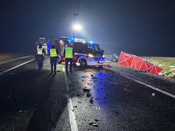 Czołowe zderzenie Mercedesa i Alfy Romeo. Policja pilnie szuka świadków