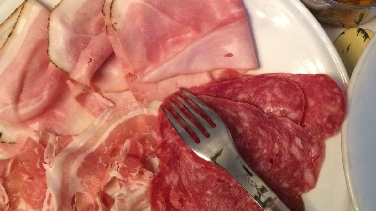 Źle przechowywana wędlina szybko pokrywa się śliskim nalotem