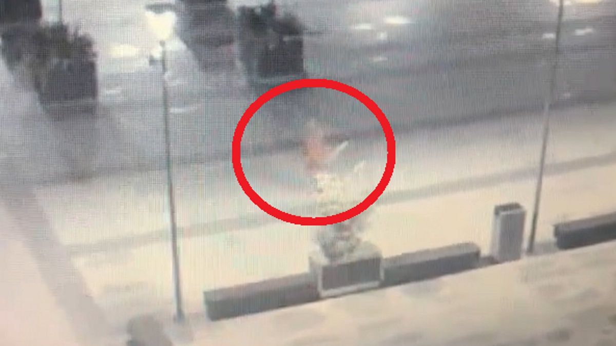 Klaun na miejskim rynku