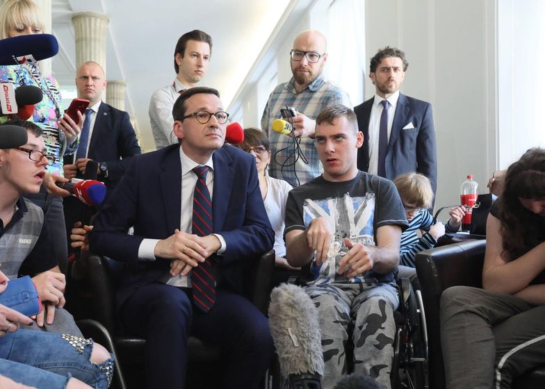 Wpływy z podatku solidarnościowego miałyby zostać przeznaczone na pomoc osobom niepełnosprawnym - zapowiedział Mateusz Morawiecki podczas spoktania z protestującymi w Sejmie.
