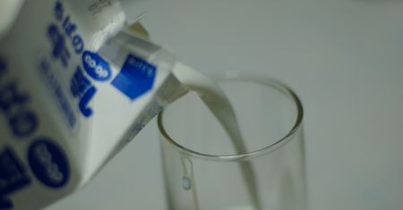 Mleko o niskiej zawartości tłuszczu (1%) z dodatkiem odtłuszczonego mleka w proszku oraz witaminami A i D