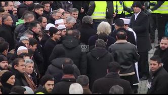 Żałobnicy uczestniczą w pogrzebie kobiety, która stanęła w obronie molestowanych nastolatek