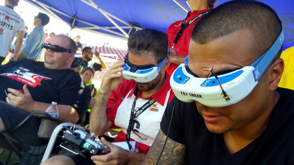 Wyścigi dronów: sport, adrenalina i gogle VR. Jak wyglądają i ile to kosztuje? 1