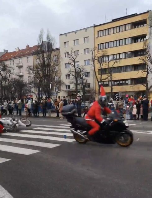Wypadek w Gdyni. Motocyklista wjechał w tłum. Jedna osoba została ranna