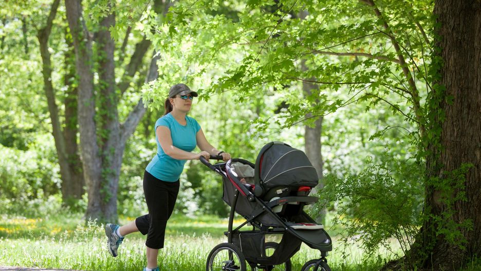 Czas poświęcony na spacery z dzieckiem można spedzić bardzo aktywnie. 