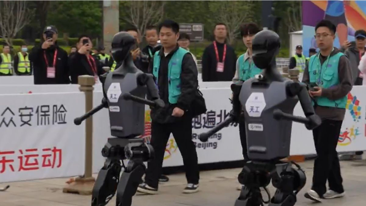 Twitter / Agence France-Presse / Podczas półmaratonu w Pekinie roboty rywalizowały z ludźmi
