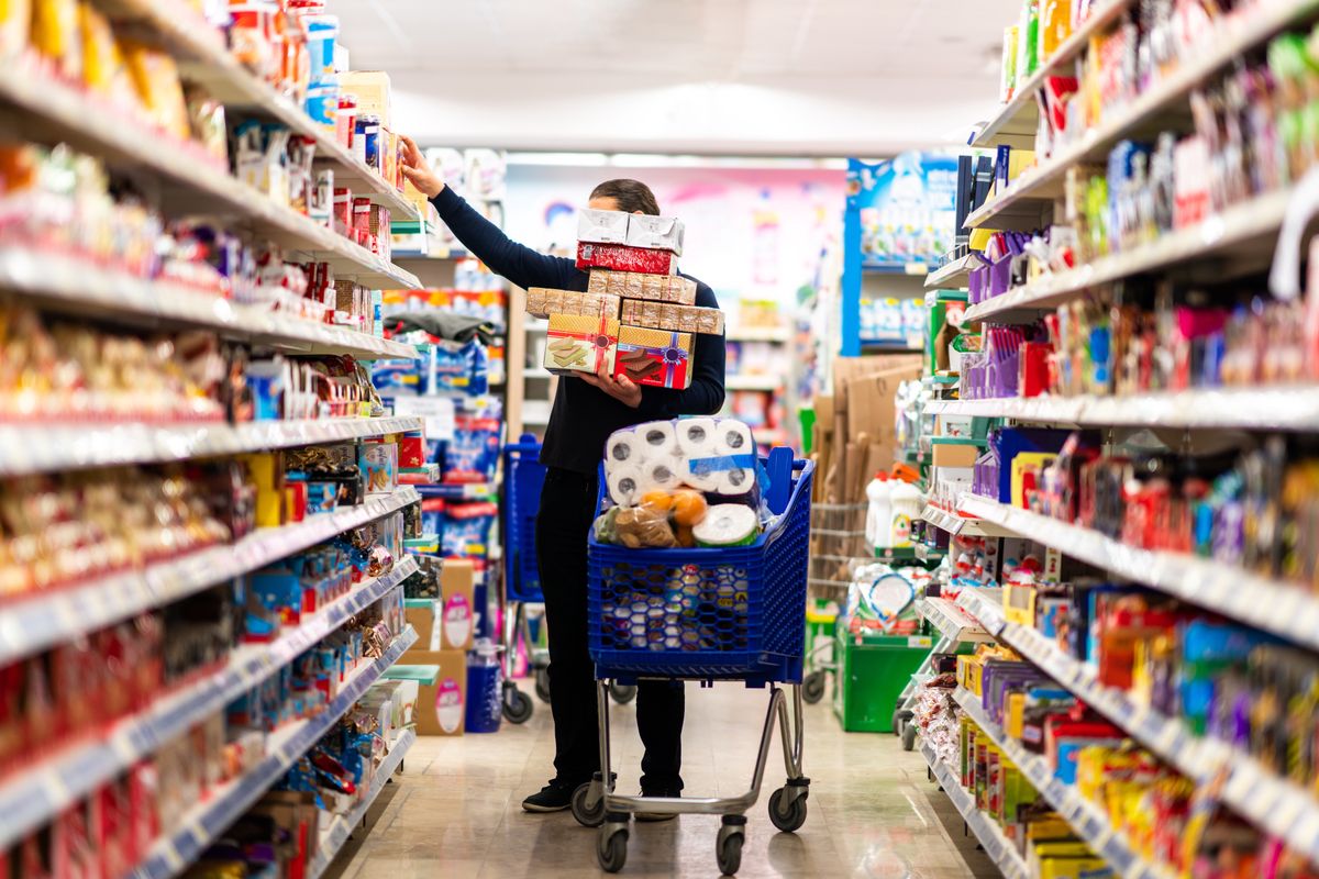 sklepy, promocje, zakupy, supermarket Wojna cenowa trwa. Eksperci alarmują: klienci tracą setki złotych