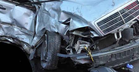 Mercedes uderzył w betonowe ogrodzenie. Auto zmiażdżone. Kierowca nie żyje