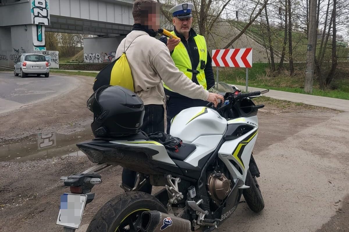 Motocyklista dmuchający w alkomat