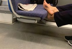 Położyła bose stopy na siedzeniu. Pasażerka pociągu nie miała litości