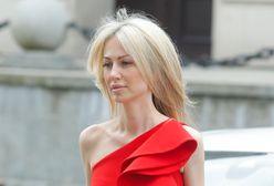 Magdalena Ogórek w czerwonej sukience mini. Wsiadła do BMW za ćwierć miliona