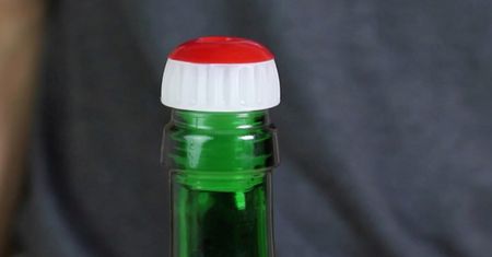Wiesz po co na plastikowej nakrętce od szampana znajduje się ta czerwona zatyczka? Ma genialne zastosowanie!