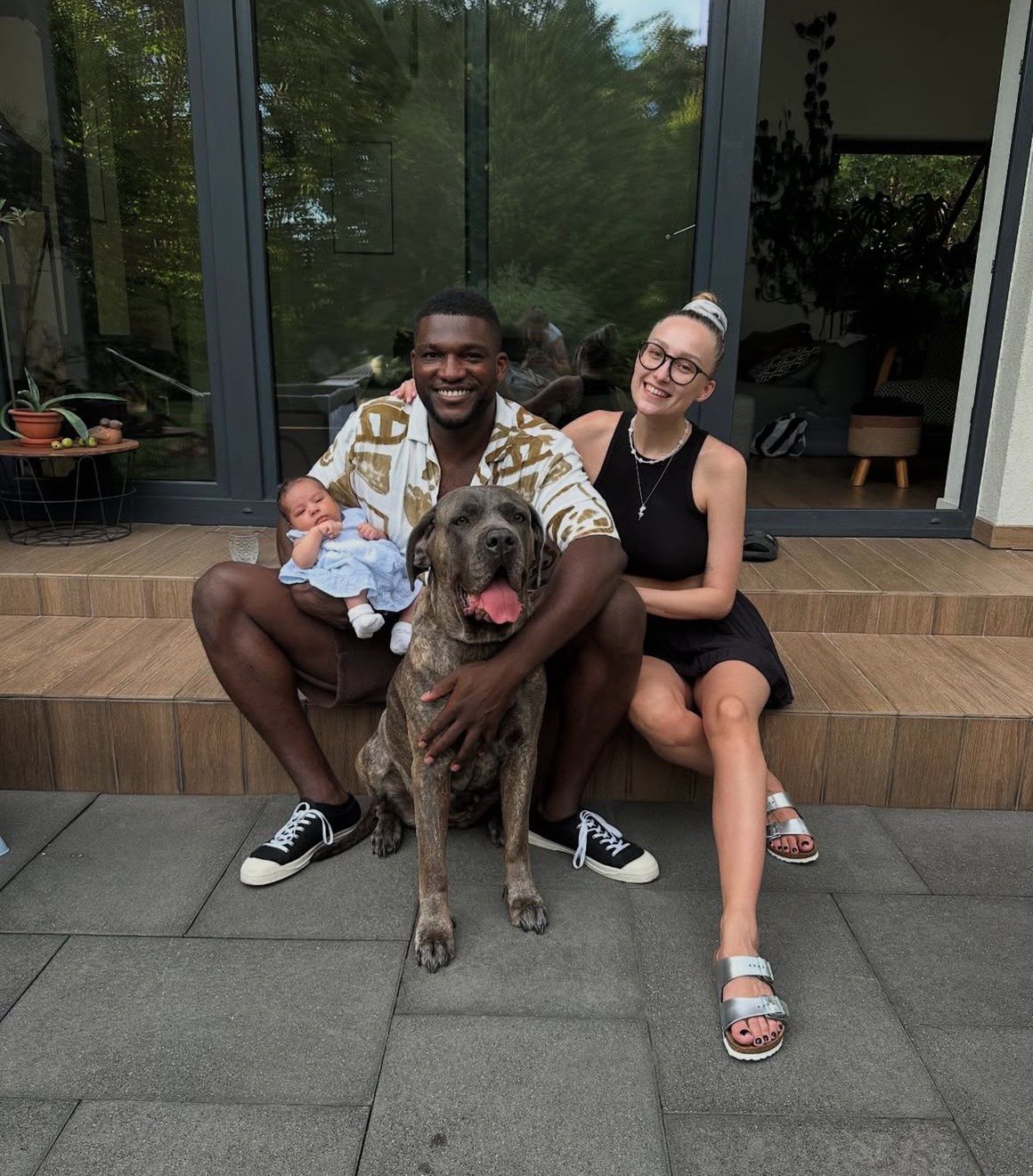 Izu Ugonoh z rodziną 