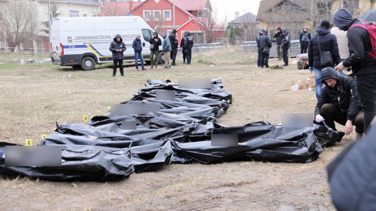 Bucza, Ukraina, 08.04.2022. Miejsce masowego mordu ludności cywilnej przez Rosjan w Buczy, 8 bm. Kijowska policja regionalna przebadała ciała zmarłych i rejestrowała zbrodnie wojenne agresora. Trwa inwazja Rosji na Ukrainę. (kf) PAP/Główna Dyrekcja Policji Narodowej w Kijowie HANDOUT EDITORIAL USE ONLY NO SALES