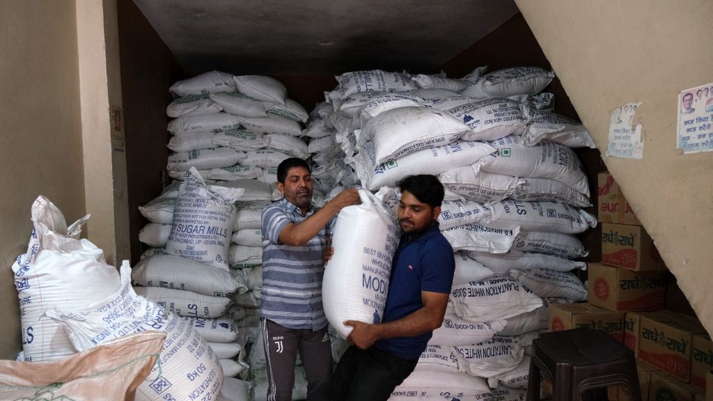 Worki z rafinowanym cukrem w hurtowni w New Delhi w Indiach, środa 25 maja