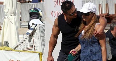 Kasia Skrzynecka w ciąży nad morzem. Pod silną obstawą!