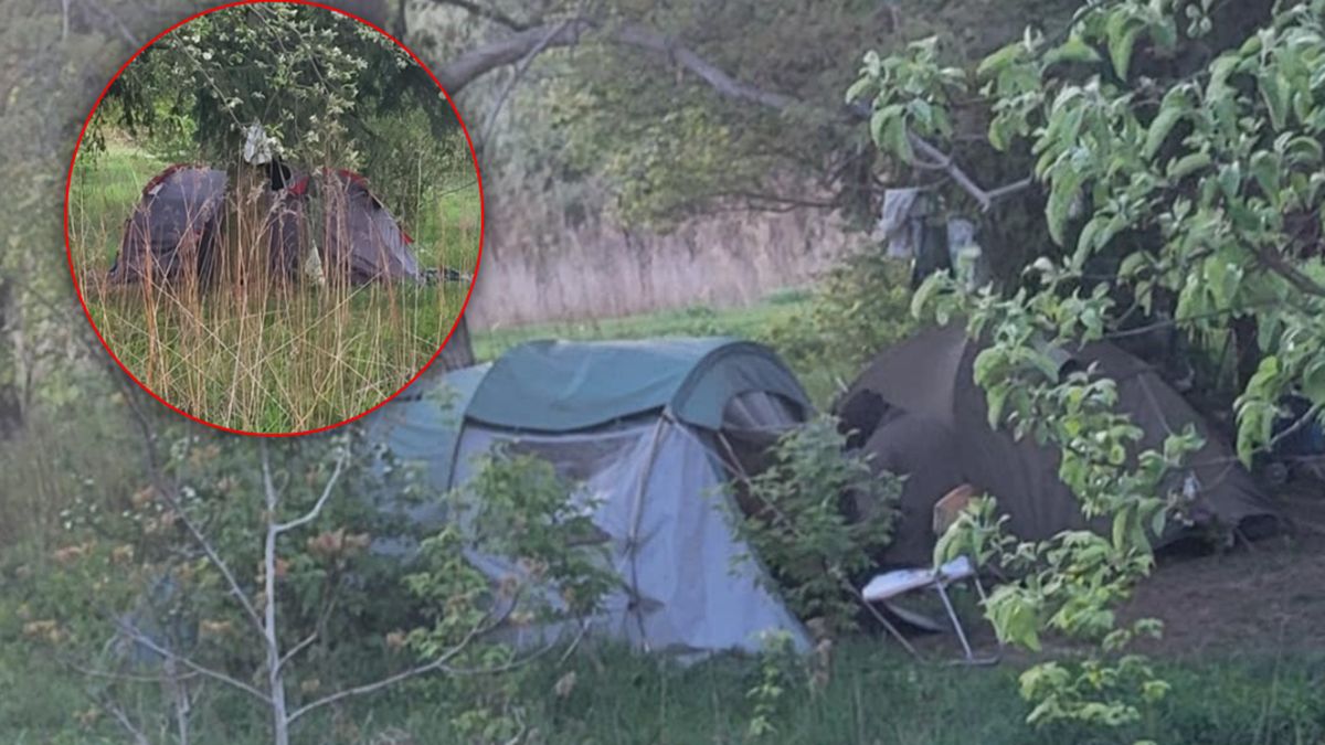 Bezdomni koczują na Siekierkach w Warszawie.