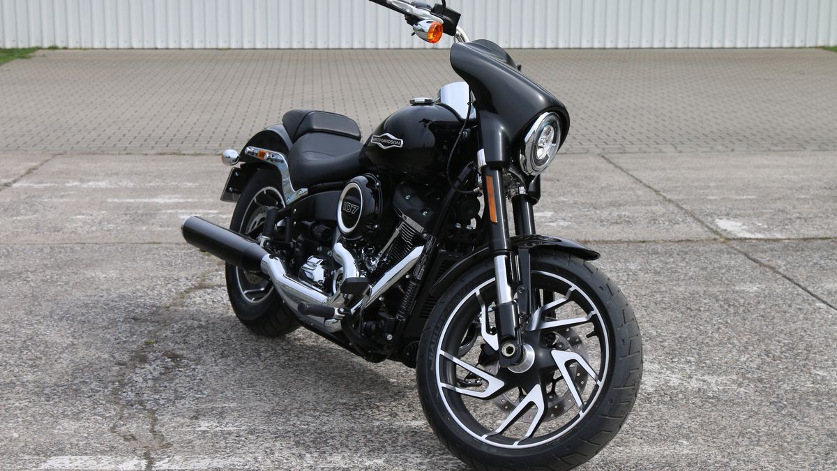 Odblokowanie dwóch klipsów pozwala na zdjęcie przedniej owiewki, a szybko demontowane kufry optycznie odchudzają tył maszyny przynajmniej o połowę.